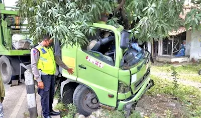 hindari 4 anak punk truk hino menabrak pohon