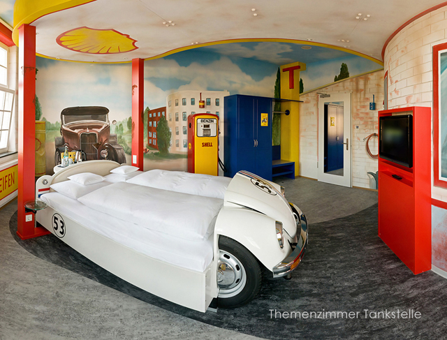 Hotel tem quartos temáticos com carros transformados em camas