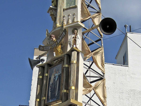 Giglio Midsection - Midsection of the giglio at the Williamsburg Giglio Feast in 2009.