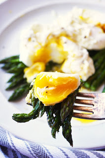 poached egg and asparagus vegetarian asparagus dish