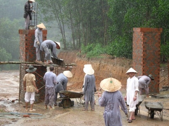 cuoc-song-xuat-gia-an-lac-chon-thien-mon (7)