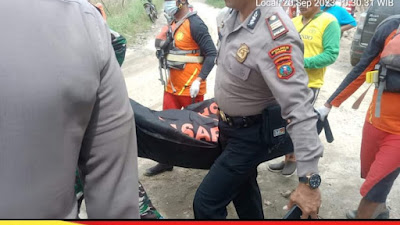 Sat Samapta Polres Dairi, Kawal Jenazah Korban Kecelakaan Lalulintas Tunggal Mopen Pas Masuk Sungai  di Gunung Setember
