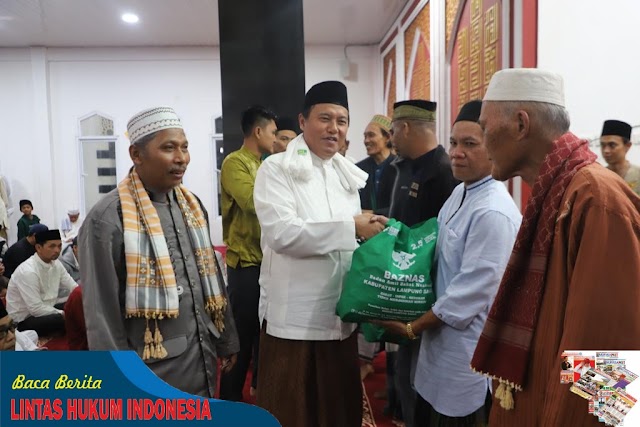 Jajaran Pemkab Lampung Barat Lakukan Safari Tarawih di Masjid Al-Mansur Kelurahan Pasar Liwa
