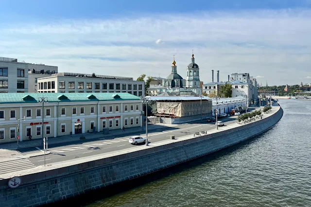 вид с Большого Устьинского моста, Раушская набережная, Москва-река