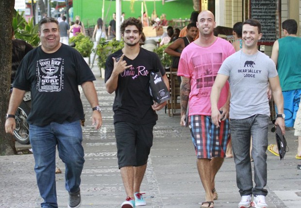 Caio Castro passeia com amigos no Rio