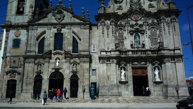 Fachada da Igreja do Carmo com a porta da Casa Escondida