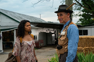 (L to R) Taylor Russell as Maren and Mark Rylance as Sully in BONES AND ALL, directed by Luca Guadagnino, a Metro Goldwyn Mayer Pictures film.