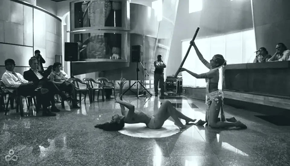 Carolina Pepper y Verónica Moreira actuando en el lobby del Museo Antropológico y de Arte Contemporáneo (MAAC) de Guayaquil, foto de Mauro Rojas, producción fotográfica de Eonminu®.
