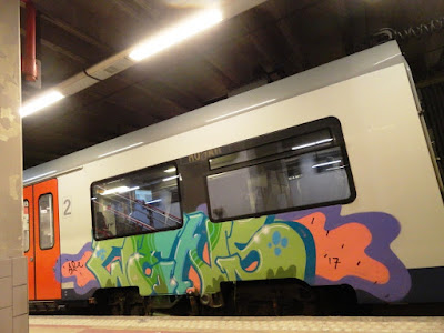 Train et graffiti le long des voies