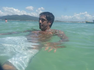 Diego nadando en tranquilidad en el agua fresca y linda de Campeche