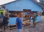 Babinsa Koramil 04/Labuhan Bilik Gotong Royong Bangun Rumah Warga