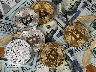 bitcoin-dollars-money