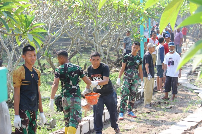 Satgas TMMD ke-120 Kodim 0816/Sidoarjo Bersama Warga Desa Penambangan Bergotong Royong Perbaiki Jalan Makam