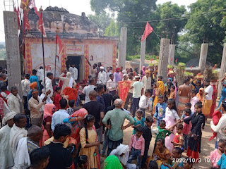 जालौन : ऐतिहासिक कर्णदेवी मंदिर पर जवारों के साथ जुटी भक्तों की अपार भीड़  कर्णदेवी की आराधना से होती है दीर्घायु धन-धान्य व यश की प्राप्ति  रिपोर्ट :- विजय द्विवेदी  जगम्मनपुर, जालौन : जनपद के प्रसिद्ध देवी मंदिरों में एक कर्णदेवी मंदिर पर नवरात्रि के अवसर पर श्रद्धालुओं की अपार भीड़ जुट रही है ।  जनपद जालौन के प्रसिद्ध देवी मंदिरों में महत्वपूर्ण स्थान रखने वाले कर्ण देवी मंदिर पर मां के जयकारों की गूंज के साथ हजारों भक्तों की भीड़ जुट रही है। इस अवसर पर औरैया, इटावा, जालौन, भिंड, कानपुर देहात आदि जनपदों के हजारों श्रद्धालु माता कर्ण देवी के दर्शन के लिए बेताब नजर आ रहे हैं। जनपद जालौन की उत्तरी सीमा पर जगम्मनपुर के समीप यमुना नदी के तट पर विशाल कनार राज्य के प्राचीन दुर्ग के खंडहरों पर मौजूद कर्ण देवी का मंदिर अपने प्राचीन गौरवशाली इतिहास का साक्षी है।   राज परिवार की पूजित देवी का इतिहास इक्कीस सौ वर्ष पूर्व तक का ज्ञात है लेकिन इससे पूर्व किस समय से यह देवी मूर्ति यहां स्थापित है कहीं पर अभिलेख नहीं मिले है । किवदंती है कि आज से लगभग इक्कीस सौ वर्ष पूर्व उज्जैन के प्रसिद्ध महाराजा विक्रमादित्य अमृत की खोज में कनार राज्य तक आए थे। उस समय कनार राज्य पर महाराजा सिंहदेव का शासन था उनके द्वारा प्रतिदिन सवा मन अर्थात 50 किलो स्वर्ण दान करने के कारण उनकी तुलना महाभारत के दानवीर कर्ण से की जाती थी एवं उन्हें कलयुग का कर्ण भी कहा जाता था । महाराज सिंहदेव अपने राज्य की प्रजा का धर्म पूर्वक पालन करते थे। कनार राज्य की सीमा के बारे में प्रमाण मिले हैं की यह वर्तमान के इटावा से बांदा तक फैला हुआ था। महाराजा सिंहदेव (कर्ण) को सवा मन सोना कनार दुर्ग में बने मंदिर में स्थापित कर्णदेवी से प्राप्त होने की बात कही जाती है जिसके लिए प्रतिदिन महाराजा सिंहदेव (कर्ण) स्वयं को देवी के समक्ष भोग के रूप में प्रस्तुत करते थे। देवी उनके तले हुए मांस का भोग लगाकर प्रतिदिन राजा को अमृत से जीवित करके सवा मन सोना प्रदान कर देती थी। उज्जैन नरेश विक्रमादित्य ने कनार राज्य के महाराजा सिंहदेव (कर्णदेव) से छिपकर देवी की आराधना करके उन्हें प्रसन्न कर अमृत प्राप्त करके उन्हें (कर्णदेवी को) अपने साथ चलने को तैयार कर लिया , जब राजा कर्णदेव को अपने साथ हुए छल का पता चला तो वह देवी मां के पैर पकड़कर रोने लगे और चरणों का सेवक होने का वास्ता दिया तो देवी ने मां ने दोनों भक्त राजाओं के मान की रक्षा करते हुए स्वयं को दो भागों में विभक्त कर लिया , उसी समय से देवी मां के चरण कनार मे कर्णदेवी के रूप में और कमर के ऊपर का भाग उज्जैन में प्रसिद्ध हरसिद्धि माता के रूप में पूजा जा रहा है। हरसिद्धि माता की इस मूर्ति के दर्शन गर्भगृह में ही हो सकते हैं वाह्य दर्शन में दूसरी मूर्ति पूजित है। उसी काल से यहां मां के चरणों की पूजा होती है । बाबर से युद्ध के बाद किला खंडहर होने के बावजूद कर्ण देवी मां के प्रभाव में कोई कमी नहीं आई । प्रतिवर्ष यहां मां के दर्शन के लिए आने वाले श्रद्धालुओं का तांता लगा रहता है लेकिन वर्ष की चारों नवरात्रि में यहां साधक एवं भक्तों की भीड़ रहती है । वर्तमान आश्विन मास की शारदीय नवरात्रि के अवसर पर इस वर्ष भी कर्ण देवी मंदिर पर प्रतिदिन हजारों भक्तों का तांता लगा हुआ है । बैंड बाजा ढोलक मजीरा की ध्वनि एवं देवी गीतों को गाते हुए भक्तों की टोलियां एवं महिलाएं मां कर्ण देवी के दर्शन कर मान मनौतियां कर रहे हैं। मान्यता है कि अमृत के प्रभाव से यहां पर पूजा आराधना करने वालों को दीर्घायु एवं राजा सिंहदेव (कर्ण) को दान करने के लिए प्रतिदिन सवा मन स्वर्ण प्रदान करने वाली कर्णदेवी अपने भक्तों को धन-धान्य से संपन्न कर उनके जीवन को खुशियों से भर देती है।