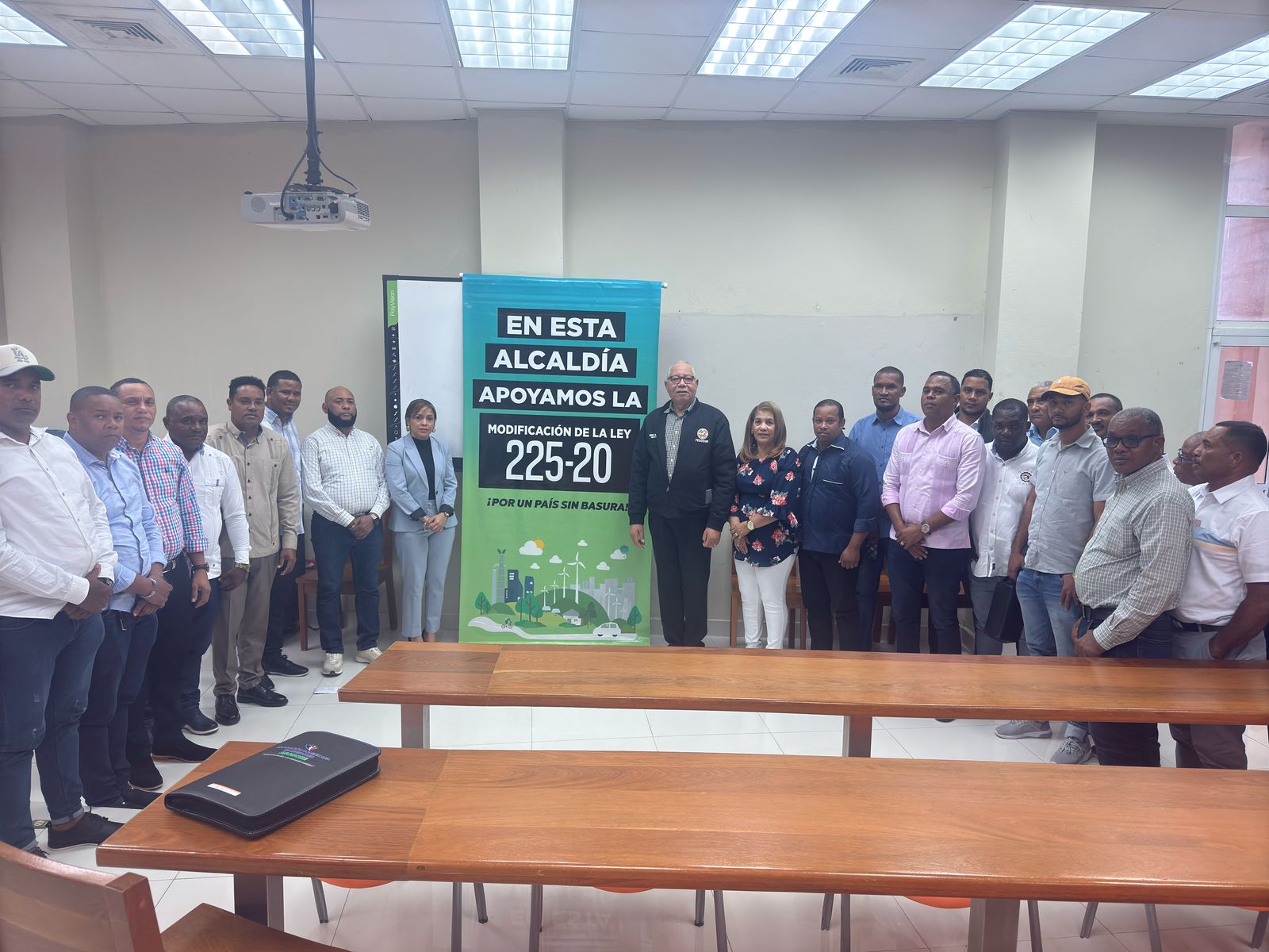 Alcaldes y directores distritales de la Región Enriquillo