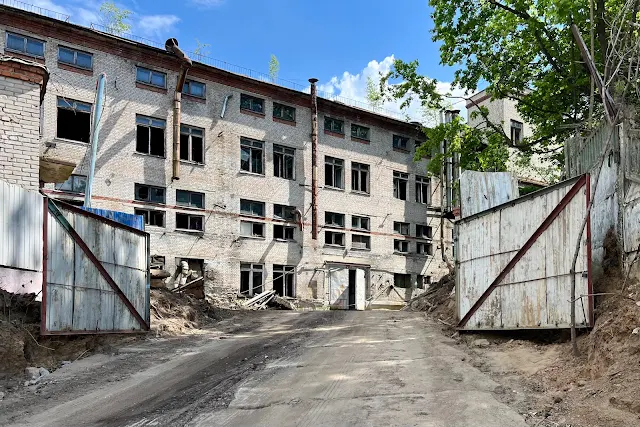 набережная Москва-реки в районе Новозаводской улицы, бывшая территория Государственного космического научно-производственного центра имени М. В. Хруничева