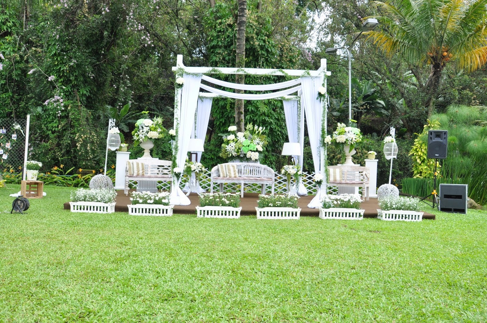 Contoh Dekorasi  Pernikahan  di Taman Wedding Garden  