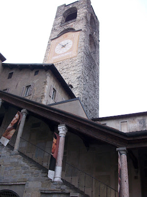 Escalinata vista desde un lateral con la Torre Cívica Bérgamo Italia