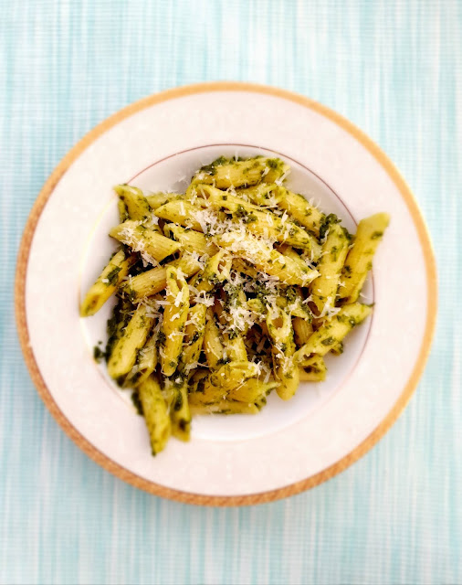 pesto z natki pietruszki,pesto pietruszkowe,pesto,jak zrobić pesto,kuchnia włosk, jak zrobić makaron z pesto,z kuchni do kuchni,penne con pesto di prezzemolo,cucina italiana,