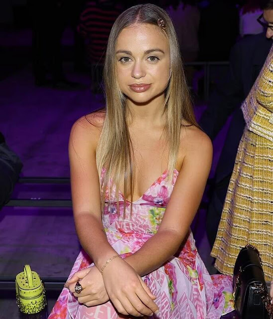 At the show, Lady Amelia Windsor wore a silk dress by Versace all decorated with a floral print in fuchsia