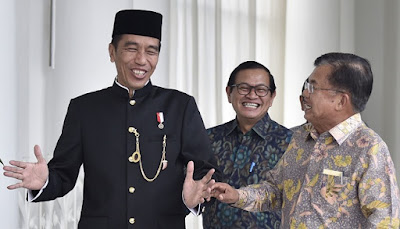 Presiden Jokowi Bagi-bagi Sembako di Dekat Istana Bogor