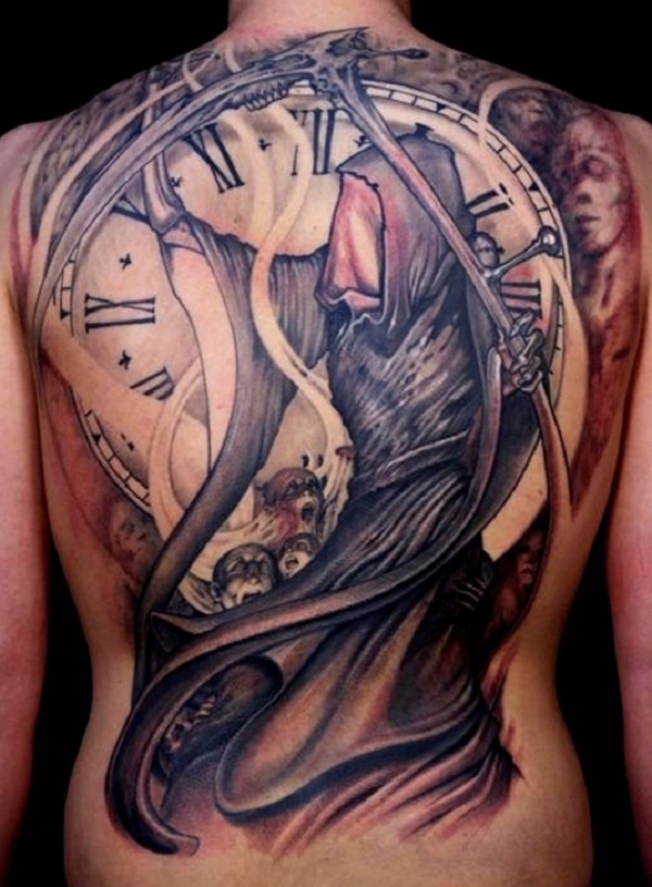 Um rosto Grim Reaper tatuagem. Sobre essa tatuagem, o Grim Reaper é visto estar segurando a foice pelo lado enquanto segurando um relógio no plano de fundo. O rosto é coberto com algum tipo de pano. 