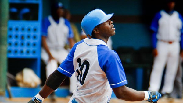 El veterano Rudy Reyes volvió a jonronear en la semifinal y Arroyo se metió en la finalísima, donde enfrentará a la Habana del Este