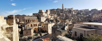 Matera, vistas de Rioni Civita coronado por la Catedral.