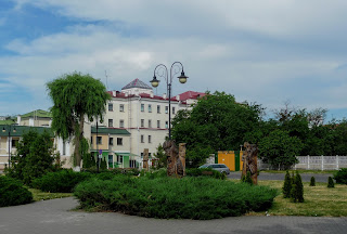 Пінськ. Сквер з дерев'яними скульптурами