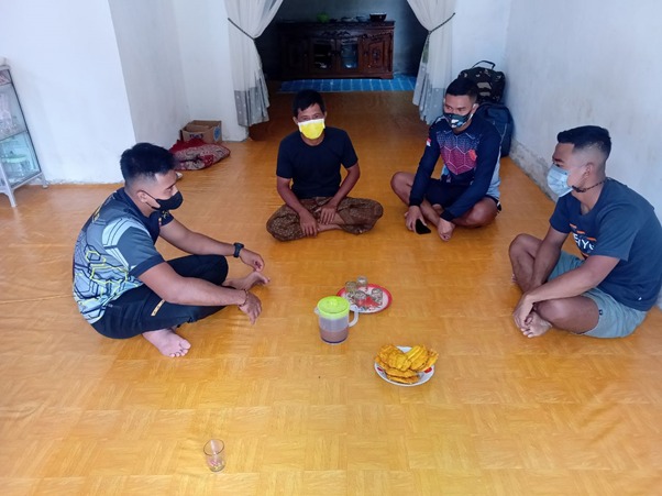 Kebersamaan Anggota Satgas TMMD Ke-111 Kodim 1207/Ptk Bersama Tuan Rumah di Dusun Maju Jaya