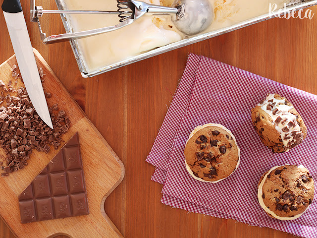 Helado de vainilla (en sándwich de cookies)