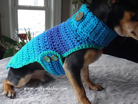 http://www.niftynnifer.com/2018/01/free-crochet-pattern-chihuahua-sweater.html