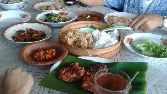 Menu makanan di warung makan Sari Laut bu Gandos, Pacitan