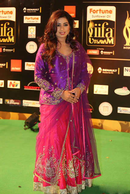 Shreya Ghoshal in Pink Embroidered Lehenga Choli at IIFA Awards 2016