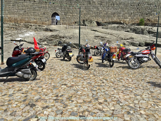  Desfilar de motos antigas junto ao Castelo de Linhares da Beira