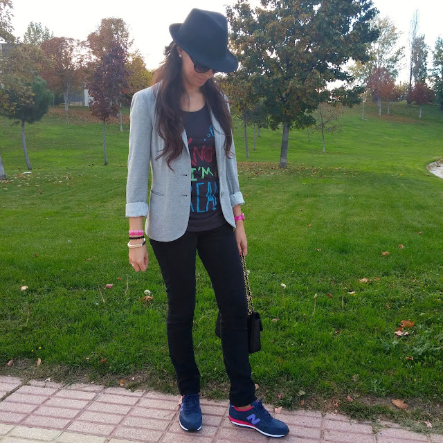 LaCaprichossa-Look casual con New Balance 410, pulseras cruciani, joyas yanes young