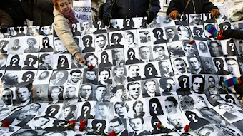 “Todas las víctimas”: El nuevo eslogan para la desmemoria