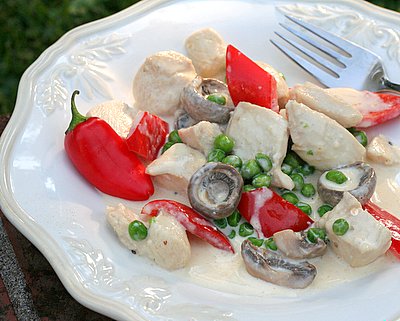 Chicken a la King, a retro Quick Supper ♥ KitchenParade.com. Tender chicken with mushrooms and veggies in a light cream sauce.