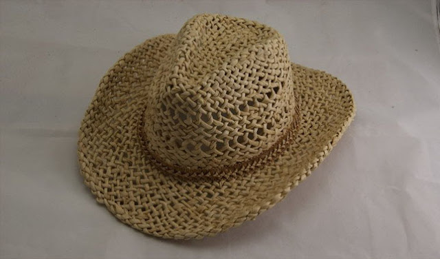 Kerajinan topi dari kulit jagung