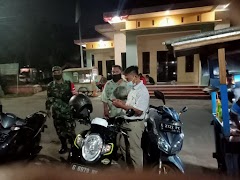 Babinsa Koramil 12/Tirto Himbau Warga Patuhi Prokes