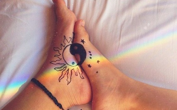 O yin representa o sol, enquanto o yang representa a lua neste tatuagem conjunto.
