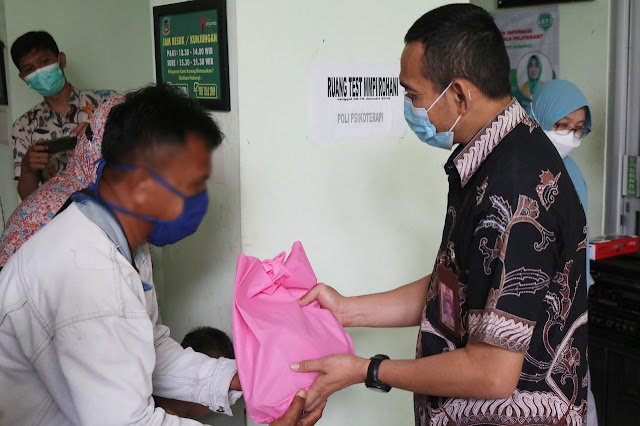 dr. Rudi Kristiyanto, Sp.B Memberikan Paket Sembako dalam Rangko Baksos Paguyuban Puntadewa dan UPZ RSUD Banyumas