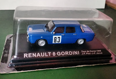 Miniatura de metal Renault 8 Gordini azul Tour de Corse 1966 - escala 1/43 - coleção delPrado R$ 50,00