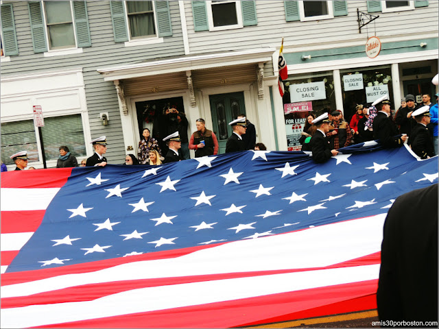 Militares exhibiendo la Bandera de Estados Unidos durante el Desfile de Acción de Gracias de Plymouth, Massachusetts