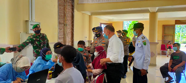 Wabup Natuna Bersama Tim Gugus Tugas Covid-19 Pantau Vaksinasi Massal