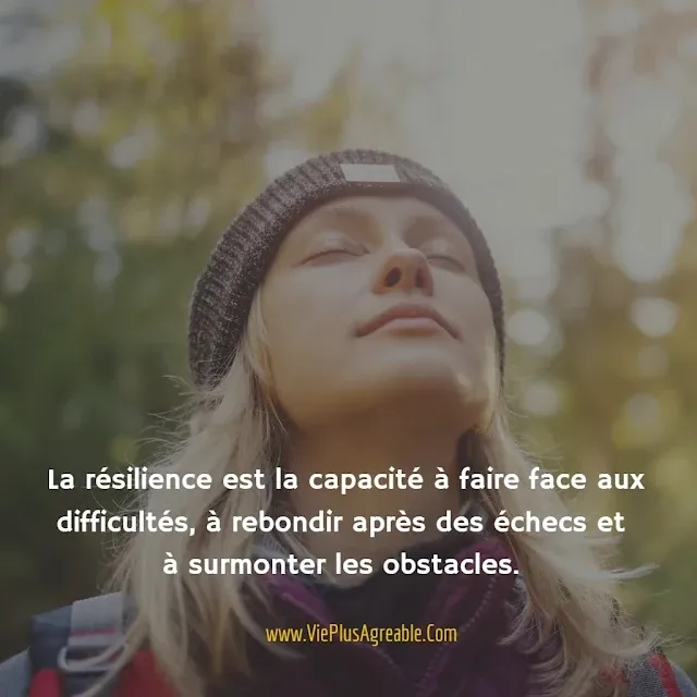 Personne déterminée sur une montagne symbolisant la résilience