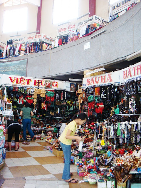 Explore Vietnam culture through 5 most famous old markets in Vietnam 2