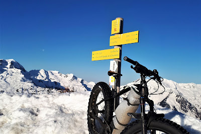 fatbike sur neige au sommet de la roche Parstire