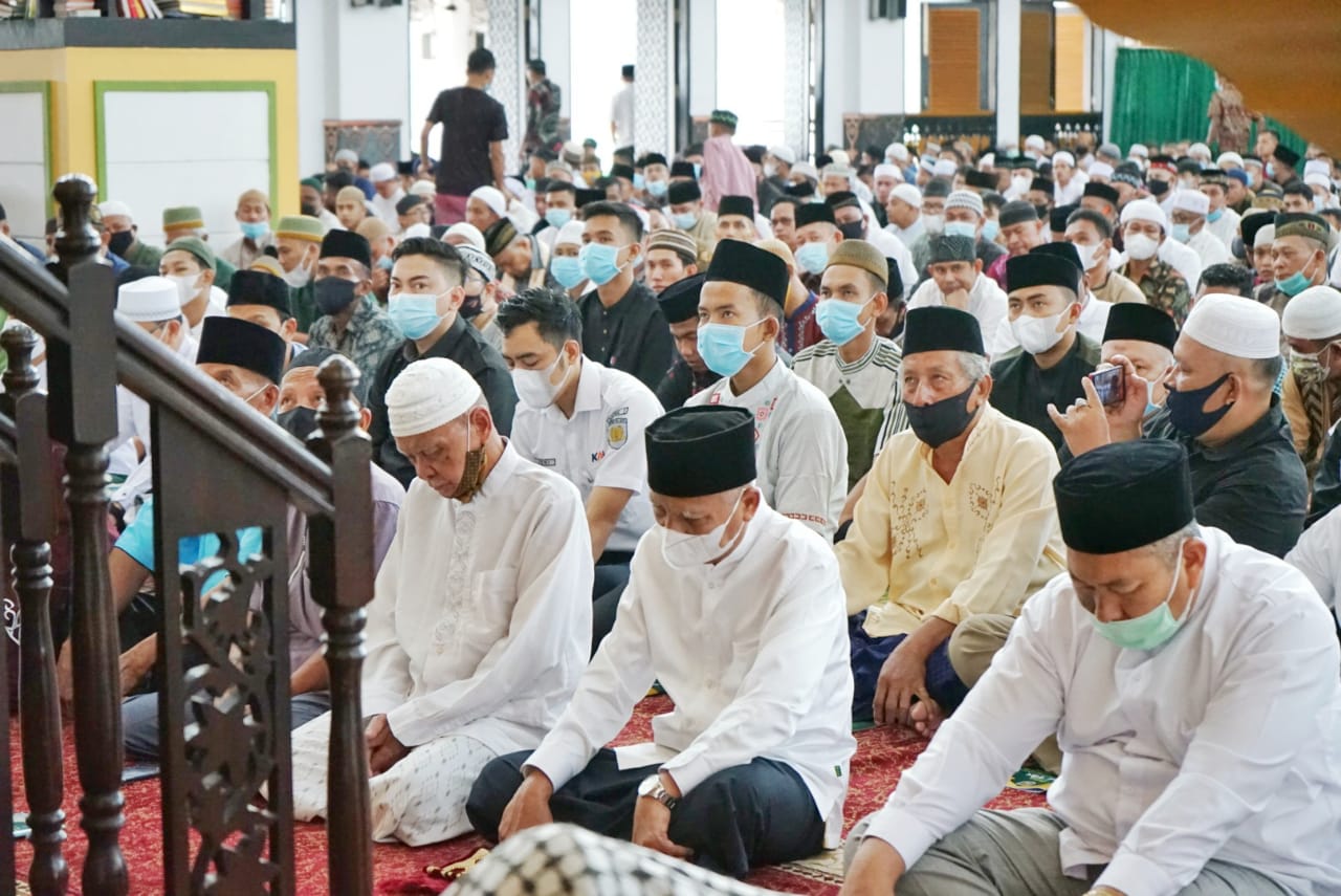 Bupati Asahan Beserta Keluarga Sholat Ied di Masjid Agung H. Achmad Bakrie Kisaran