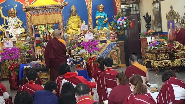 ▲台中寶積林西藏五路財神寺舉辦「安魂、定神、延壽、祈福大法會」，信眾們也準備了安魂加持物綠松石一顆及日常衣服一件，期待能獲得共修福報。（記者林明佑攝）